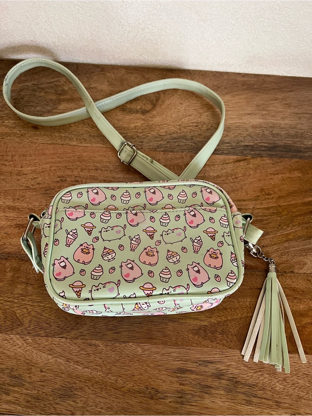 Hot Topic Pusheen Ice Cream Camera Crossbody Bag. - Picture 5 of 11